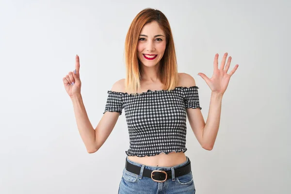 Mulher Ruiva Bonita Vestindo Camiseta Casual Sobre Fundo Branco Isolado — Fotografia de Stock