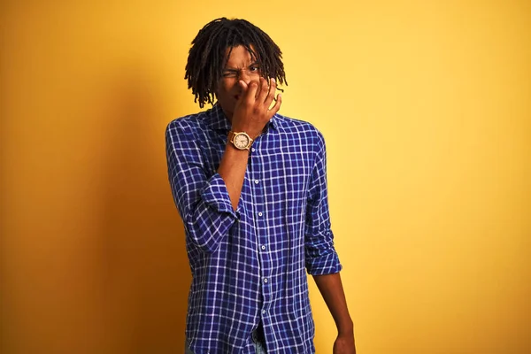 Homem Afro Com Dreadlocks Vestindo Camisa Casual Sobre Fundo Amarelo — Fotografia de Stock