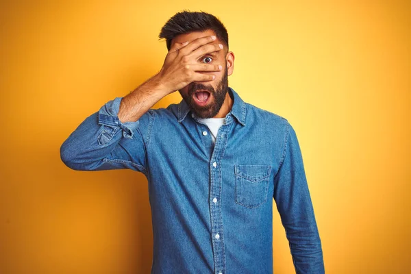 Joven Hombre Indio Con Camisa Mezclilla Pie Sobre Fondo Amarillo —  Fotos de Stock