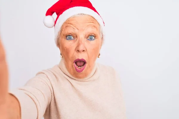Grauhaarige Frau Mit Weihnachtsmütze Macht Selfie Vor Isoliertem Weißen Hintergrund — Stockfoto