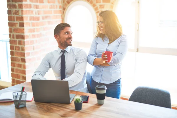 Jeune Équipe Femmes Hommes Affaires Travaillant Ensemble Bureau — Photo