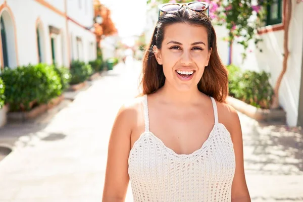 Wanita Cantik Muda Desa Penuh Warna Puerto Mogan Tersenyum Gembira — Stok Foto