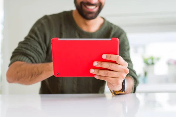 Primer Plano Del Hombre Usando Tableta Táctil Sonriendo —  Fotos de Stock