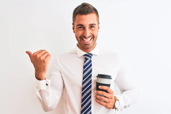 Молодой Привлекательный Бизнесмен Пьет Кофе Изолированном Фоне Показывая Пальцем Вверх — стоковое фото