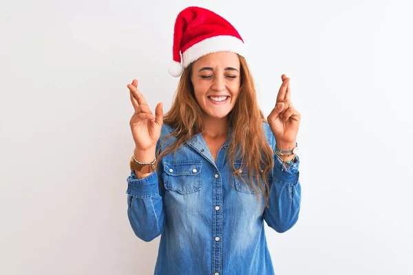 Jonge Mooie Roodharige Vrouw Draagt Kerstmuts Geïsoleerde Achtergrond Gebaar Vinger — Stockfoto