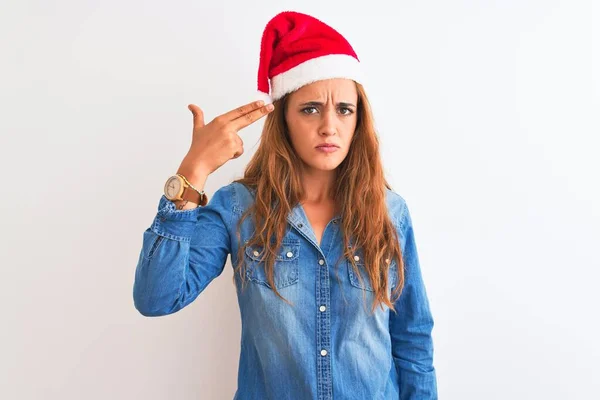 Jeune Belle Femme Rousse Portant Chapeau Noël Sur Fond Isolé — Photo