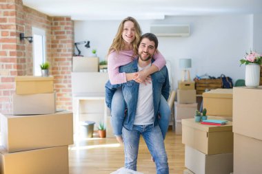 Genç aşık çift yeni bir eve taşındığı için mutlu.