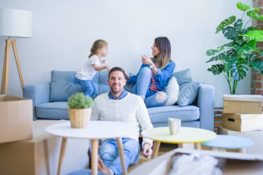 Güzel bir aile, ailesi olan sevimli küçük bir kız. 