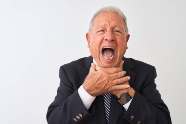 Gri saçlı kıdemli iş adamı beyaz arka planda dikilip acı verici boğulma yüzünden bağırıyor ve boğuluyor. Sağlık problemi. Boğulma ve intihar konsepti.
