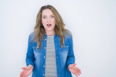 Güzel sarışın kız, mavi gözlü, beyaz tenli, korkmuş ve şok olmuş, şaşırmış bir ifade, korku ve heyecanlı bir yüz..