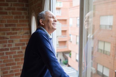 Yakışıklı orta yaş kıdemli neşeli, mutlu gülümseyen adam ve yerine koymak