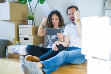 Orta yaşlı çift yeni bir eve taşınıyor. Tablet kullanıyorlar. Öfkeyle bağırıyorlar, çıldırıyorlar ve bağırıyorlar.
