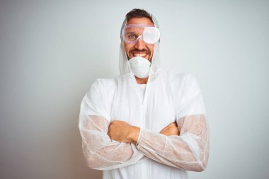 Profesyonel işçi teçhizatı takan ressam izole edilmiş arka plan üzerinde kollarını kavuşturup kameraya bakarken gülümseyen mutlu yüz. Pozitif kişi.