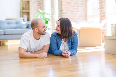 Genç çift aşık yeni evin katında yatarken araba