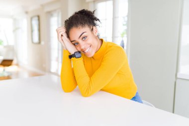 Güzel genç African Amerikan kadın gülümseyen neşeli eğilme 