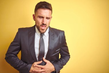 Sarıya yakın genç bir iş adamı midesinde elle izole edilmiş çünkü hazımsızlık, acı verici bir hastalık kendini iyi hissetmiyor. Ache kavramı.