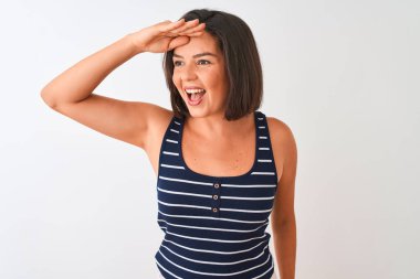 Mavi çizgili tişört giyen genç ve güzel bir kadın izole edilmiş beyaz arka planda dikiliyor. Çok mutlu ve gülümsüyor. Konsept aranıyor.