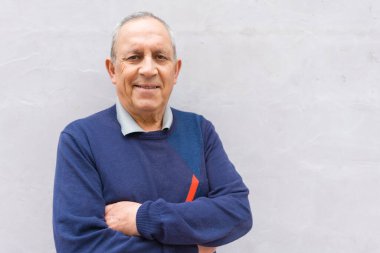 Yakışıklı orta yaş kıdemli neşeli, mutlu gülümseyen adam ve yerine koymak