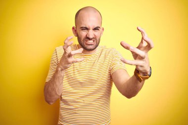 Sakallı, sarı renkli tişörtlü genç, kel bir adam öfkeden kudurmuş, boğazını sıkmaya çalışan, deli gibi bağıran, bağıran bir adam.