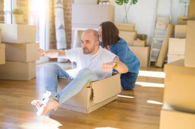 Komik ve çılgın çift bir araba olarak bir cardboad kutusu sürme eğlenin