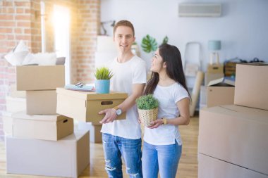 Karton kutuların etrafındaki yeni evde güzel bir çift.