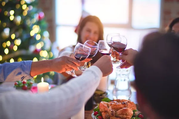 Schöne Familie Lächelt Glücklich Und Zuversichtlich Putenbraten Essen Und Mit — Stockfoto