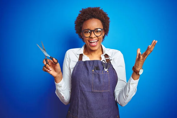 Peluquera Afroamericana Sosteniendo Tijeras Sobre Fondo Azul Aislado Muy Feliz — Foto de Stock