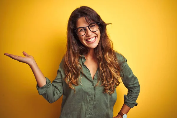 Jonge Mooie Vrouw Draagt Groene Shirt Bril Gilllow Geïsoleerde Achtergrond — Stockfoto