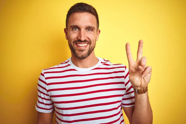 Joven Hombre Guapo Vistiendo Casual Camiseta Rayas Rojas Sobre Fondo — Foto de Stock