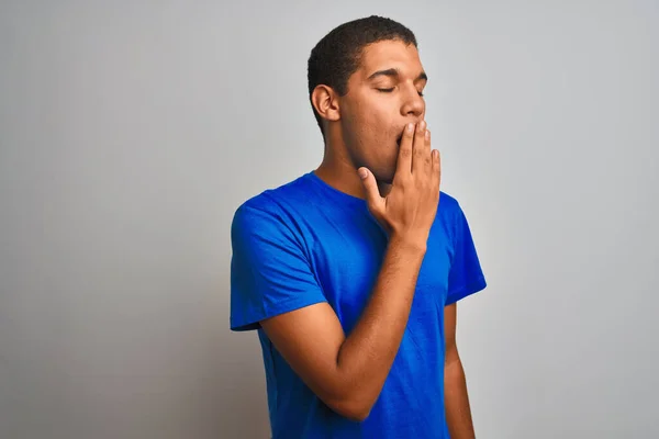 Homem Árabe Bonito Jovem Vestindo Camiseta Azul Sobre Fundo Branco — Fotografia de Stock