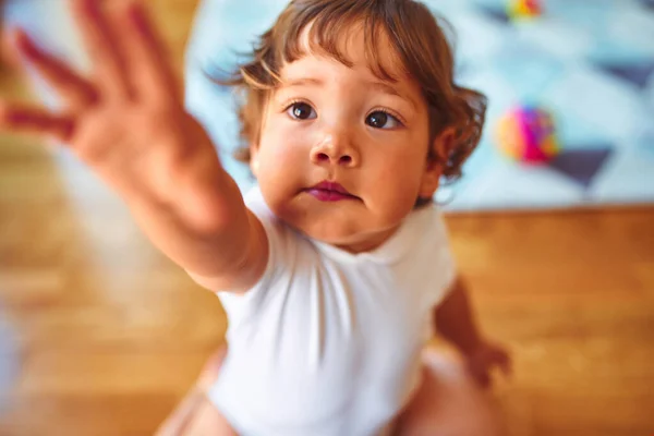 Schöne Kleinkind Kind Mädchen Spielt Auf Ihren Knien Auf Dem — Stockfoto