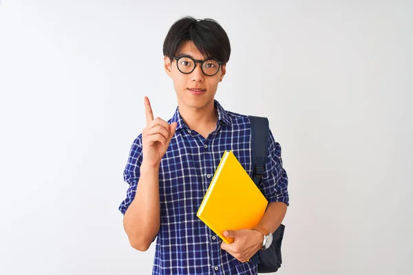Κινέζος Φοιτητής Φορώντας Σακίδιο Κρατώντας Σημειωματάριο Πάνω Από Απομονωμένο Λευκό — Φωτογραφία Αρχείου