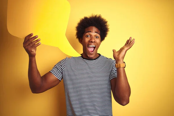 Jovem Homem Afro Americano Segurando Bolha Fala Sobre Fundo Amarelo — Fotografia de Stock