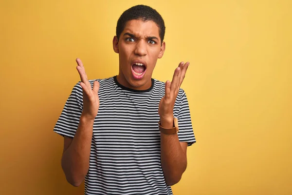 Homem Árabe Bonito Jovem Vestindo Camisa Listrada Marinha Sobre Fundo — Fotografia de Stock