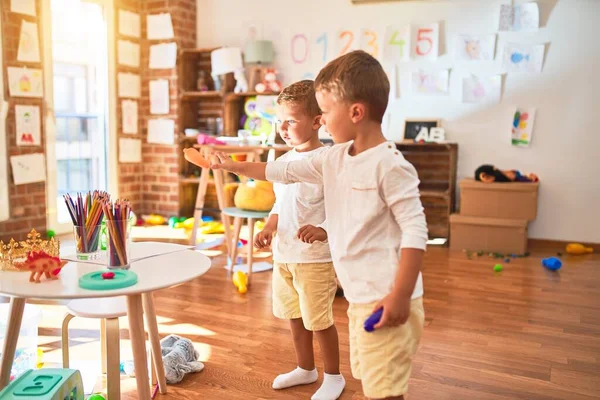 Entzückende Blonde Zwillinge Spielen Kindergarten Jede Menge Spielzeug — Stockfoto