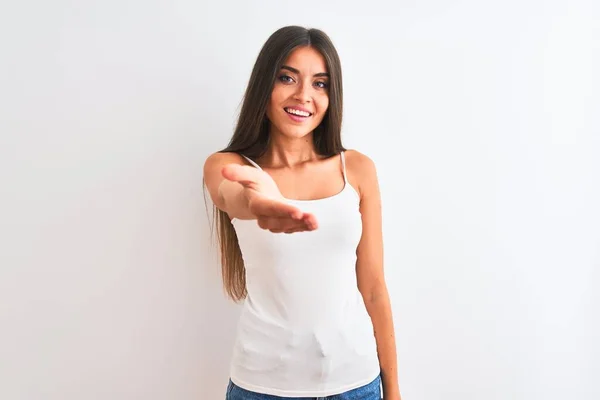 Mladá Krásná Žena Která Nosí Neformální Tričko Stojící Nad Osamělé — Stock fotografie