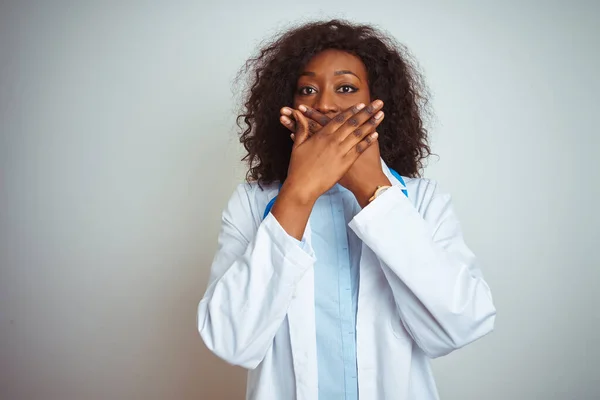 Fiatal Afro Amerikai Doktornő Sztetoszkópot Viselt Elszigetelt Fehér Háttér Felett — Stock Fotó