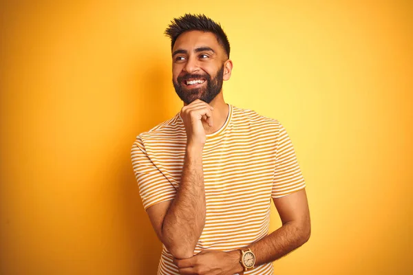 Jonge Indiaanse Man Met Een Shirt Een Geïsoleerde Gele Achtergrond — Stockfoto