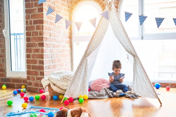 Hermoso Niño Sentado Suelo Dentro Tipi Aplaudiendo Sonriendo Jardín Infantes — Foto de Stock