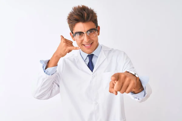 Der Junge Gut Aussehende Wissenschaftler Mit Brille Und Mantel Vor — Stockfoto