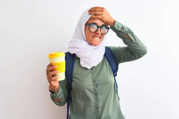 Νεαρή Άραβα Φοιτήτρια Που Φορούσε Μαντίλα Και Έπινε Καφέ Απομονωμένο — Φωτογραφία Αρχείου