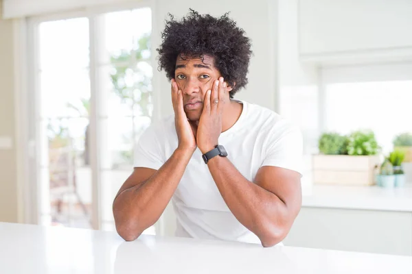 Jonge Afro Amerikaanse Man Draagt Casual Witte Shirt Zitten Thuis — Stockfoto