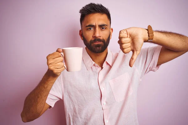 Hombre Indio Joven Con Camisa Bebiendo Taza Café Pie Sobre — Foto de Stock