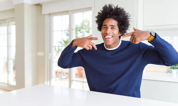 Νεαρός Αφροαμερικάνος Που Φοράει Casual Πουλόβερ Κάθεται Στο Σπίτι Χαμογελώντας — Φωτογραφία Αρχείου