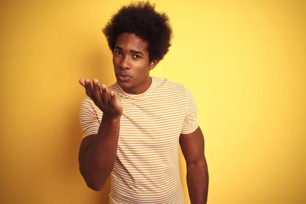 Homem Americano Com Cabelo Afro Vestindo Camiseta Listrada Sobre Fundo — Fotografia de Stock