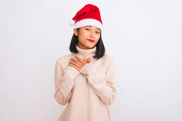 Jovem Mulher Chinesa Bonita Vestindo Chapéu Natal Santa Sobre Fundo — Fotografia de Stock