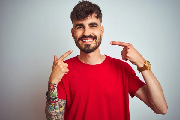 Jovem Com Tatuagem Vestindo Camiseta Vermelha Sobre Fundo Branco Isolado — Fotografia de Stock