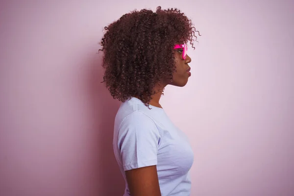 Mujer Afro Africana Joven Con Gafas Camiseta Sobre Fondo Rosa —  Fotos de Stock
