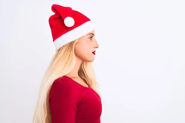 기사보기 크리스마스 모자를 고립된 위에서 자신감에 미소를 스러운 얼굴로 포즈를 — 스톡 사진
