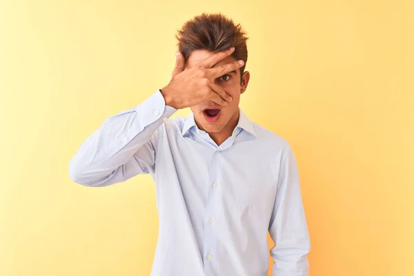 Jovem Empresário Bonito Vestindo Camisa Elegante Sobre Fundo Amarelo Isolado — Fotografia de Stock